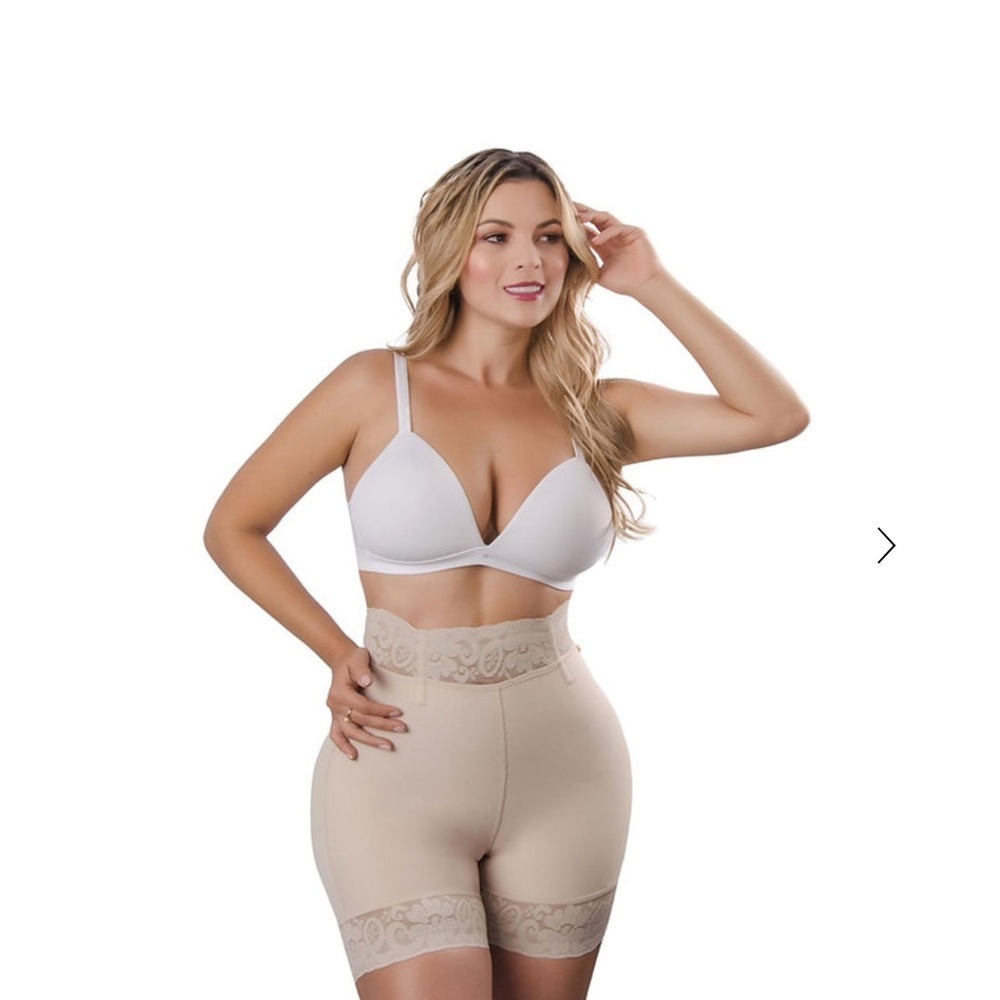 Laura Latina Divina Faja - Picture 2 of 3